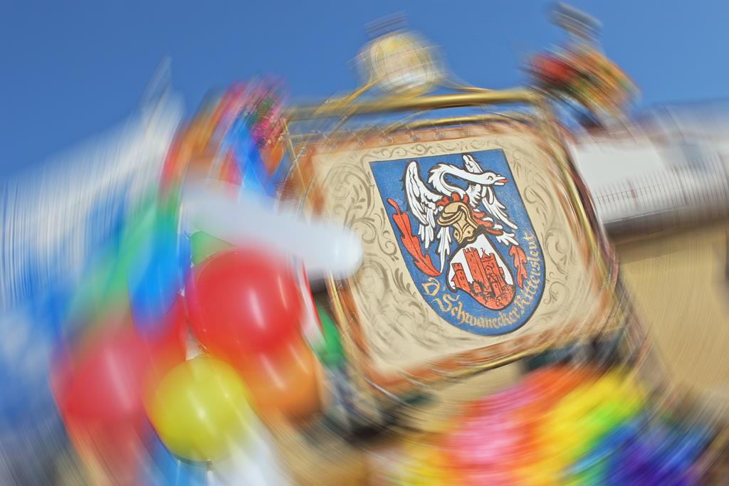Wappen der "D'Schwanecker Rittersleit" während einer Faschingsfeier in Pullach
